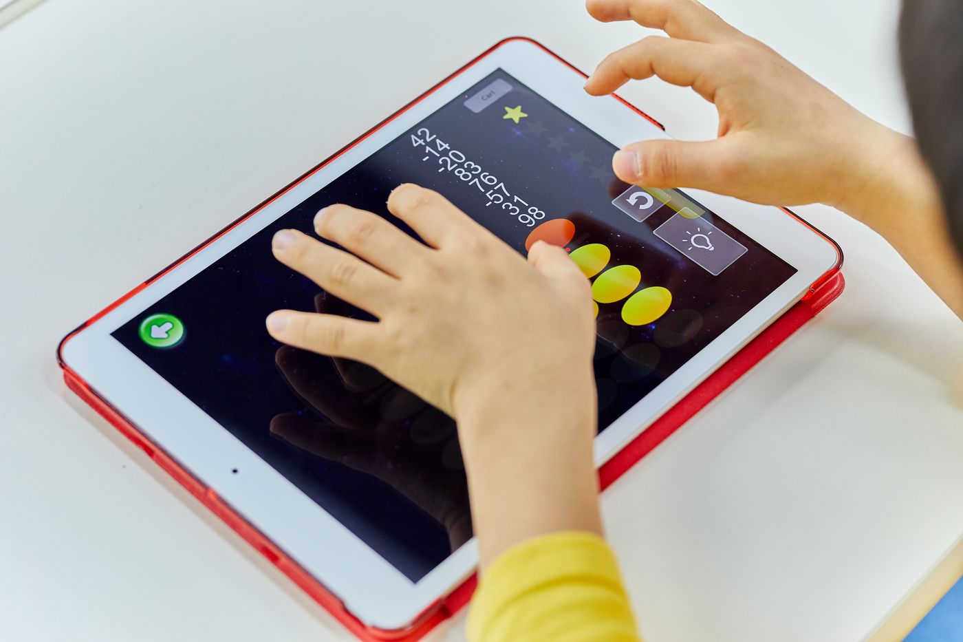 そろタッチをタブレットで学ぶ子どもの手元