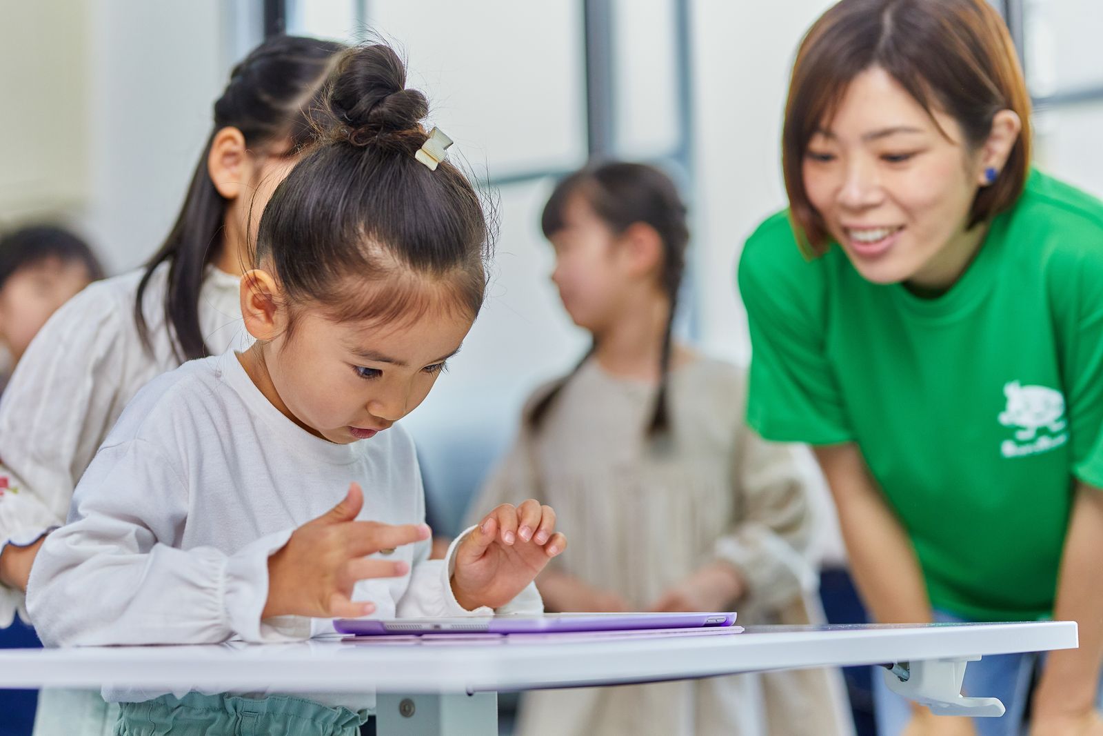 そろタッチ教室で先生と学ぶ子どもたち