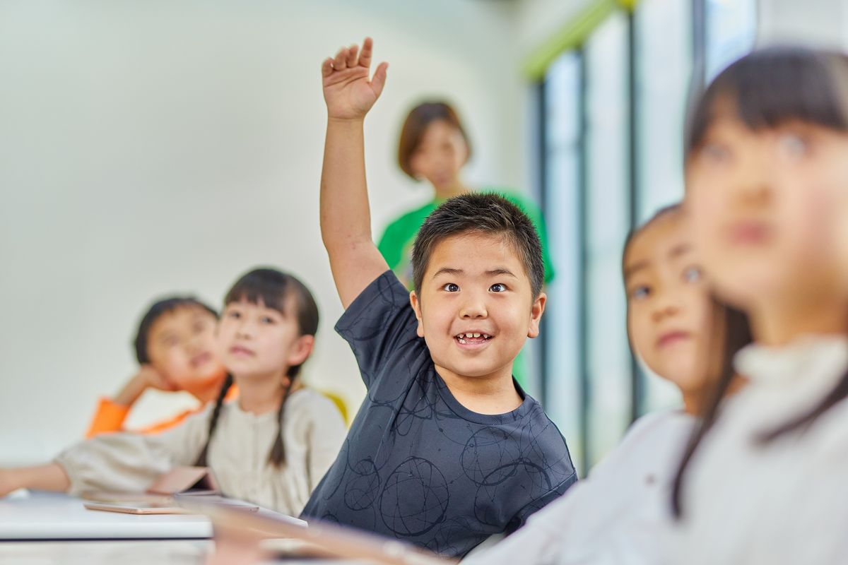 そろタッチの授業で元気に手を挙げる子ども